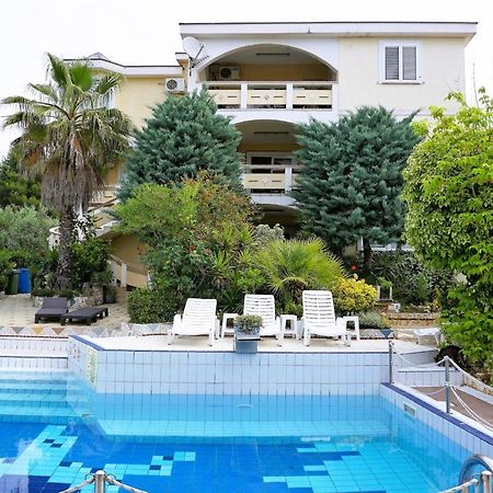 Villa Latina With 6 Apartments And A Shared Pool Vir Exteriér fotografie