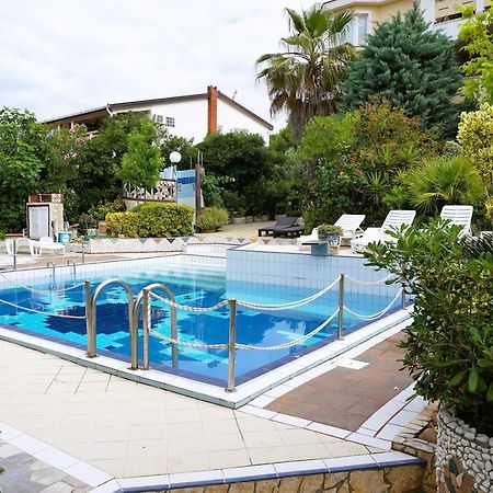 Villa Latina With 6 Apartments And A Shared Pool Vir Exteriér fotografie