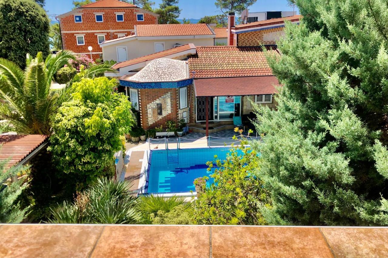 Villa Latina With 6 Apartments And A Shared Pool Vir Exteriér fotografie