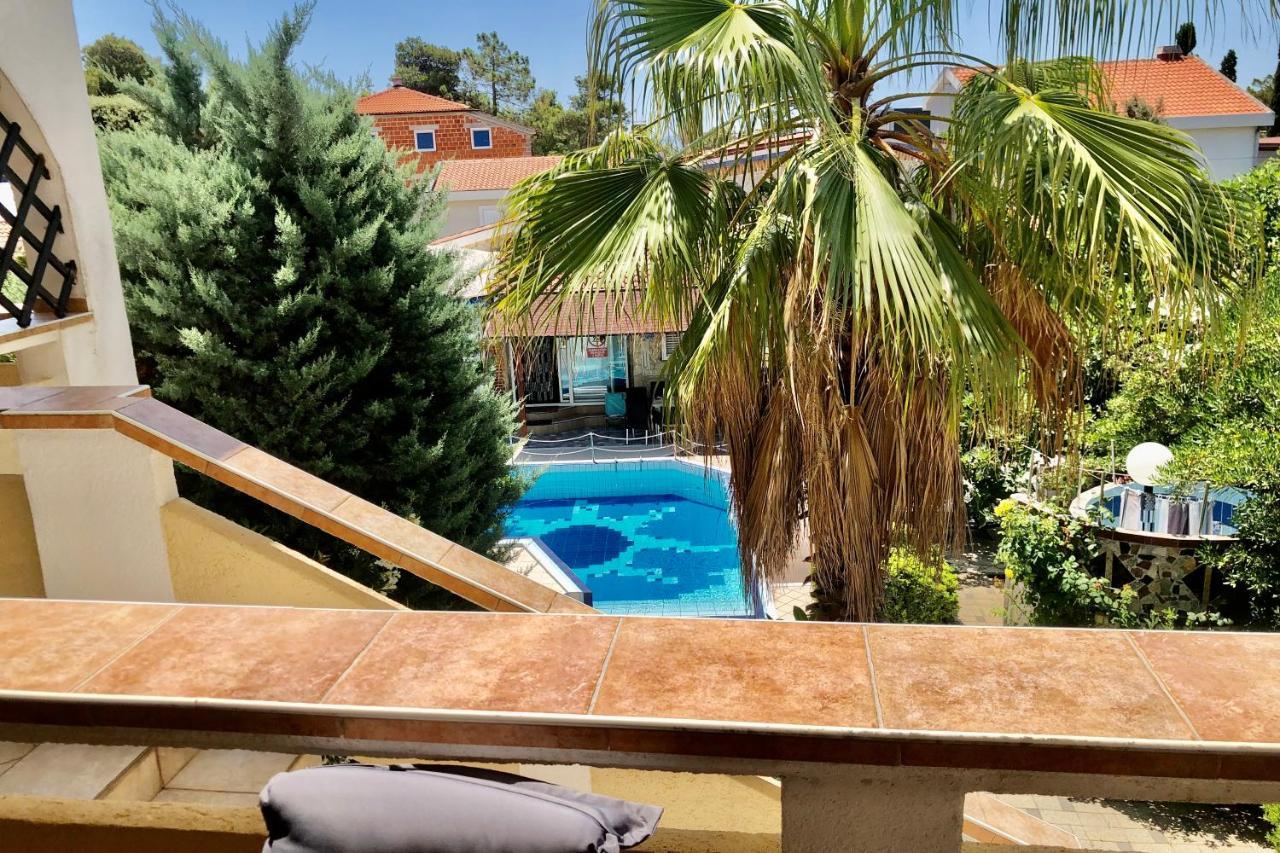 Villa Latina With 6 Apartments And A Shared Pool Vir Exteriér fotografie
