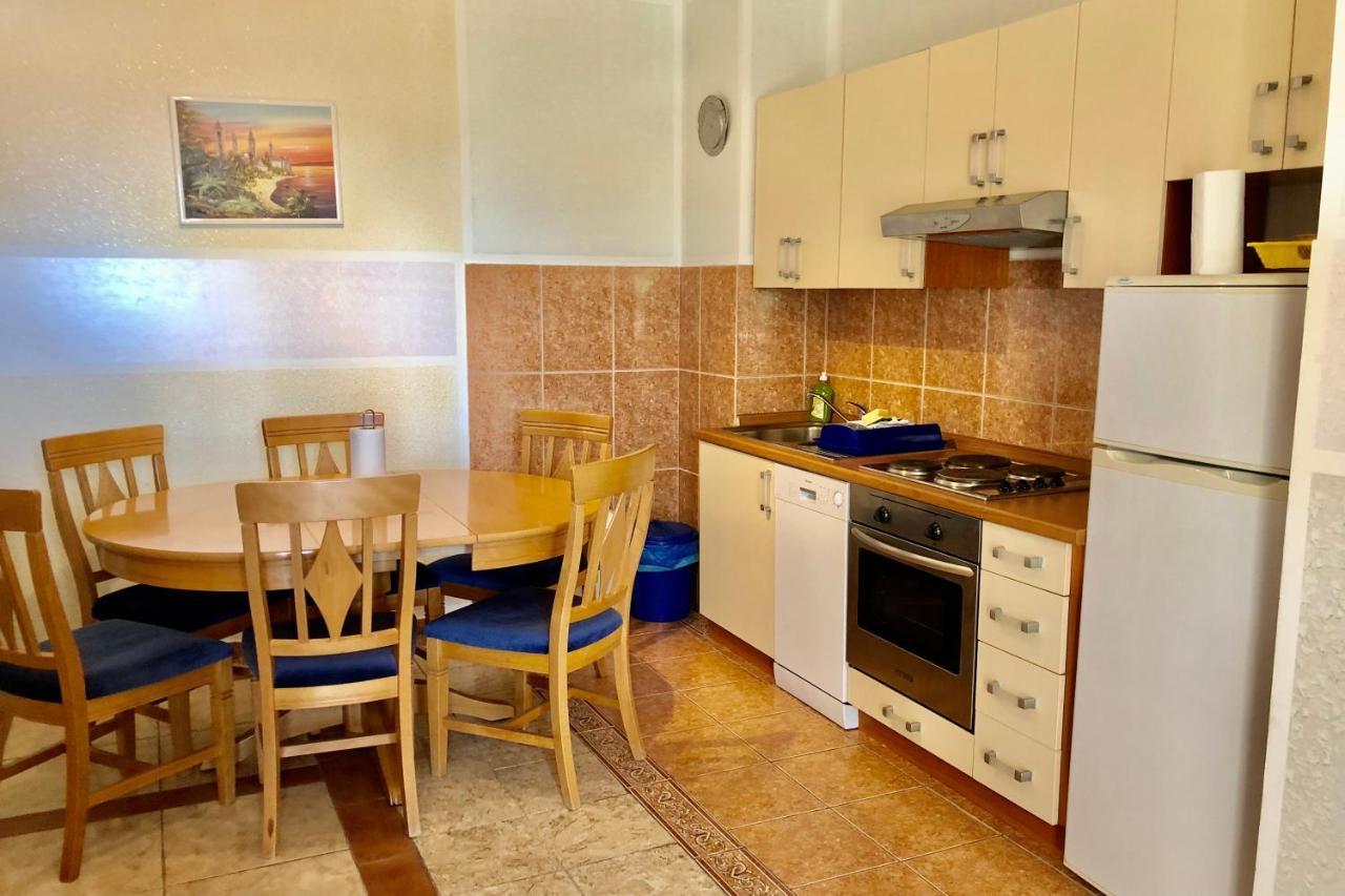 Villa Latina With 6 Apartments And A Shared Pool Vir Exteriér fotografie