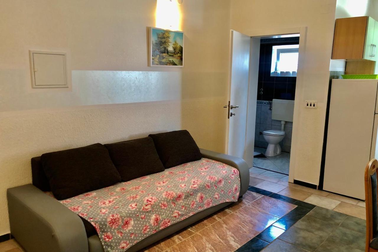 Villa Latina With 6 Apartments And A Shared Pool Vir Exteriér fotografie