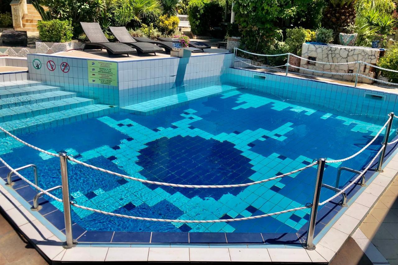 Villa Latina With 6 Apartments And A Shared Pool Vir Exteriér fotografie
