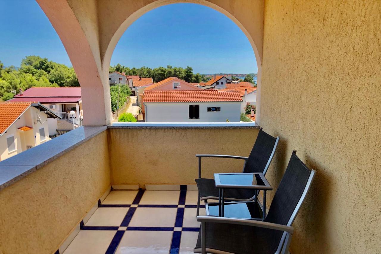 Villa Latina With 6 Apartments And A Shared Pool Vir Exteriér fotografie