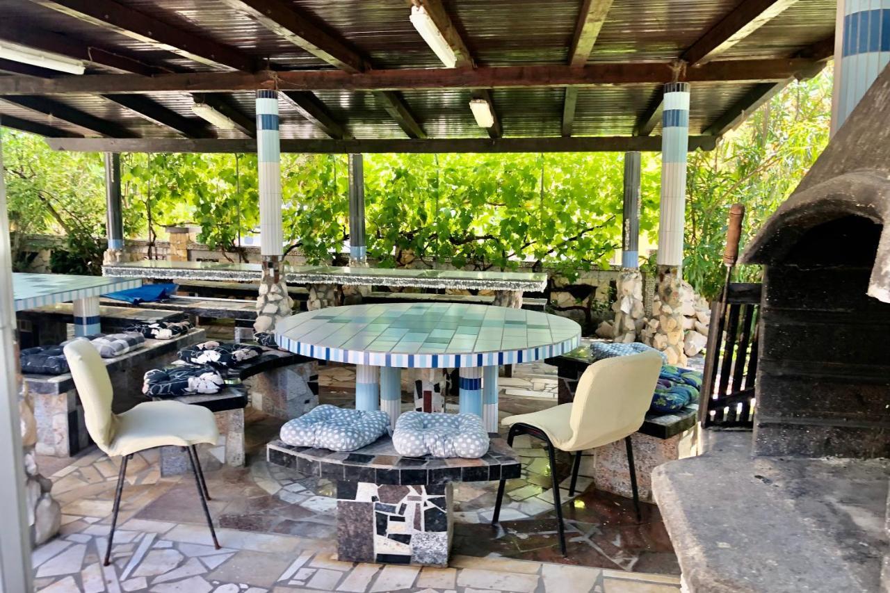 Villa Latina With 6 Apartments And A Shared Pool Vir Exteriér fotografie