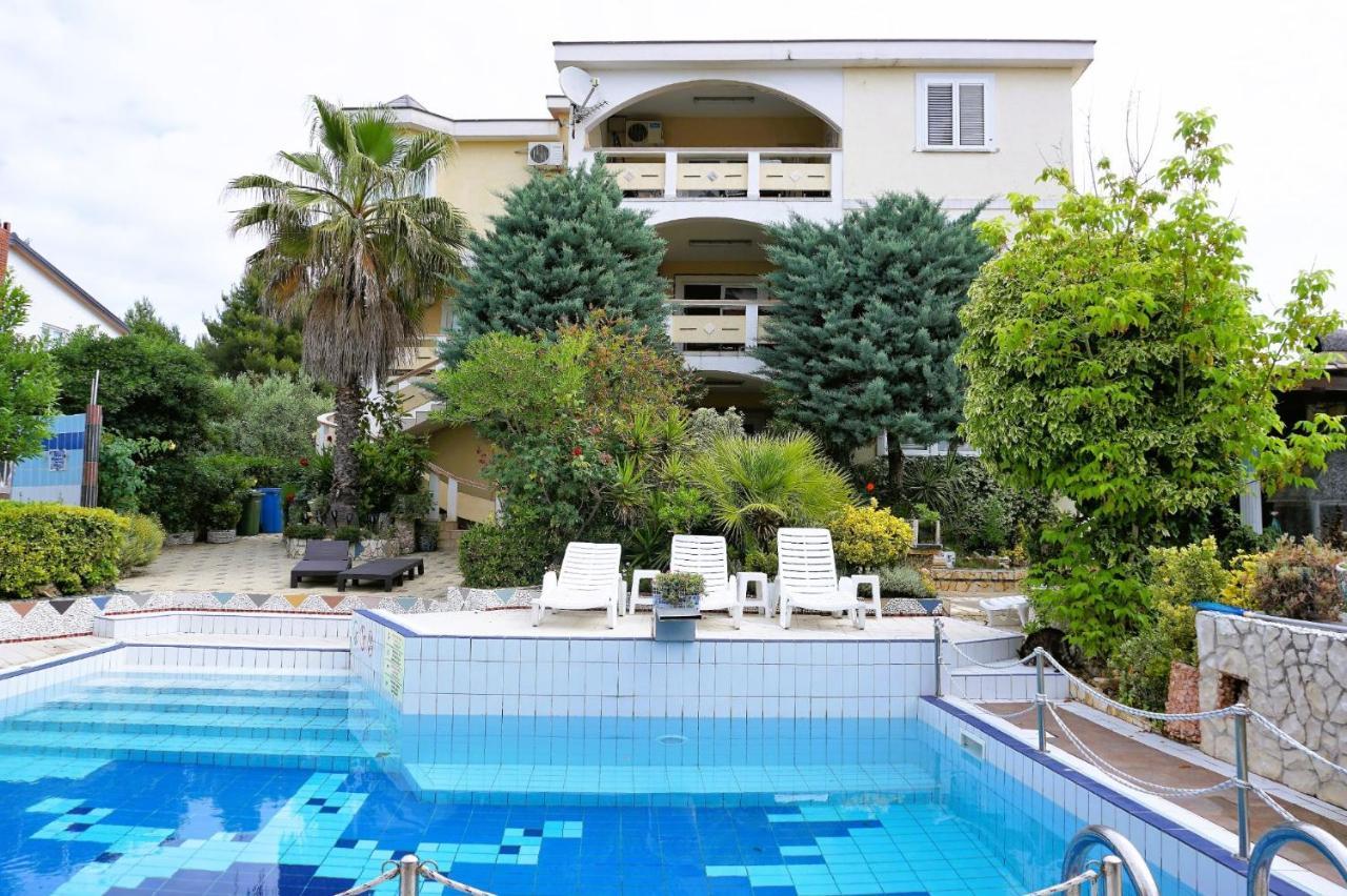 Villa Latina With 6 Apartments And A Shared Pool Vir Exteriér fotografie
