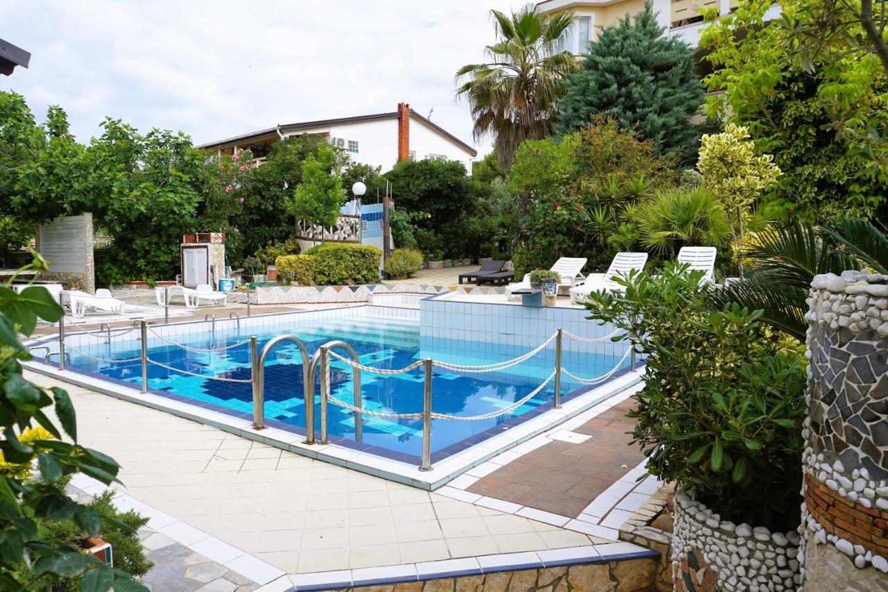 Villa Latina With 6 Apartments And A Shared Pool Vir Exteriér fotografie
