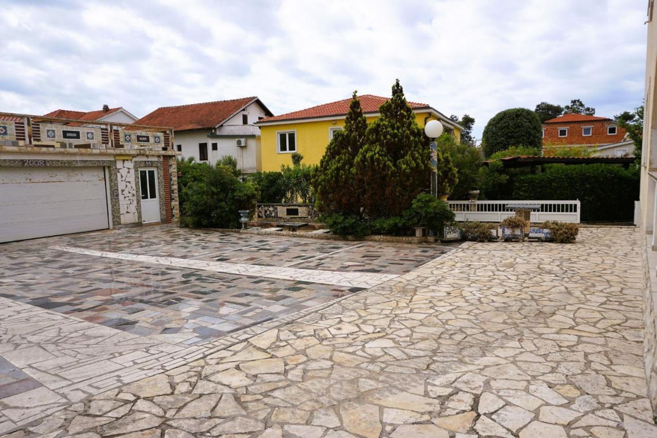 Villa Latina With 6 Apartments And A Shared Pool Vir Exteriér fotografie