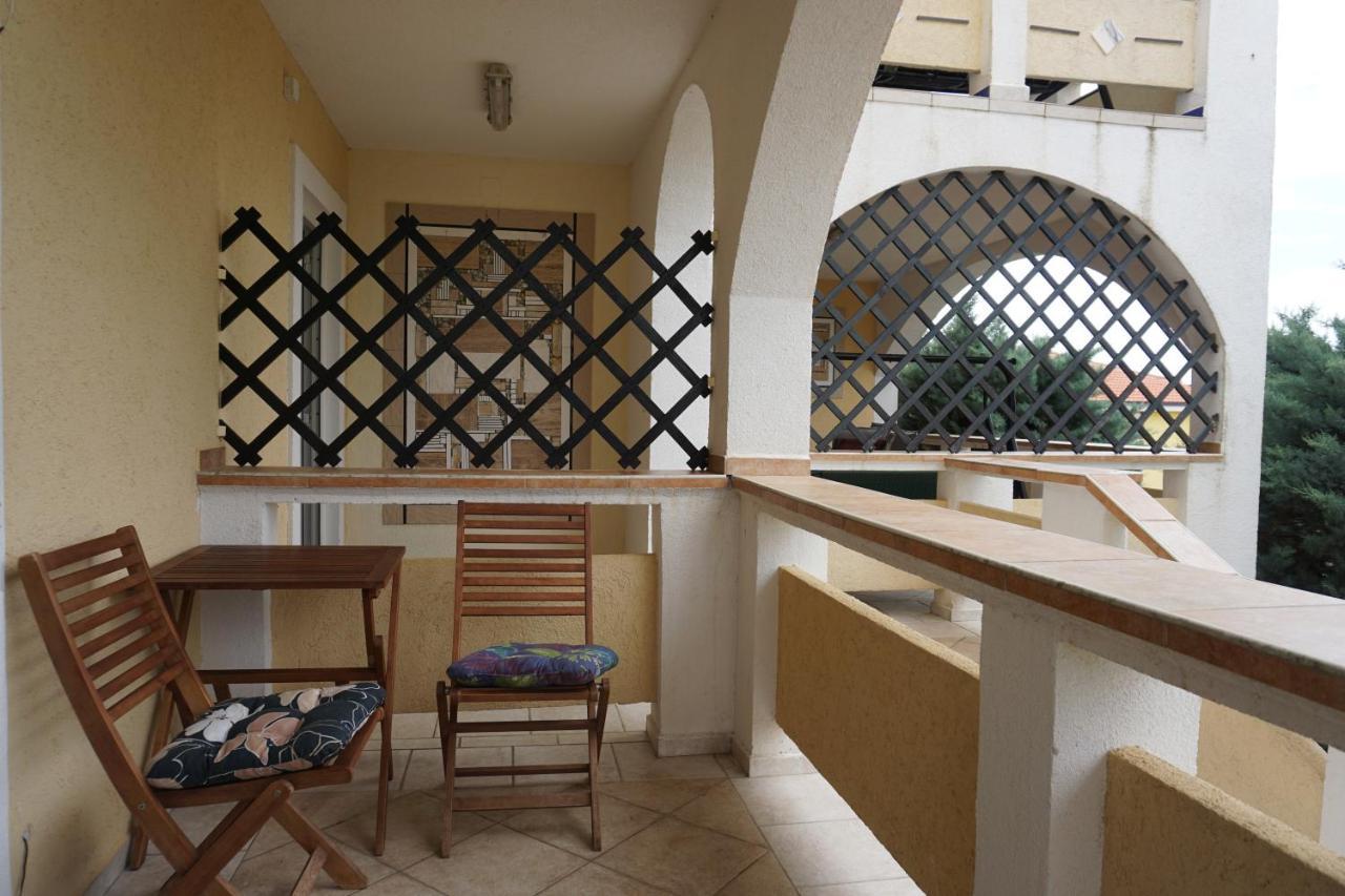 Villa Latina With 6 Apartments And A Shared Pool Vir Exteriér fotografie