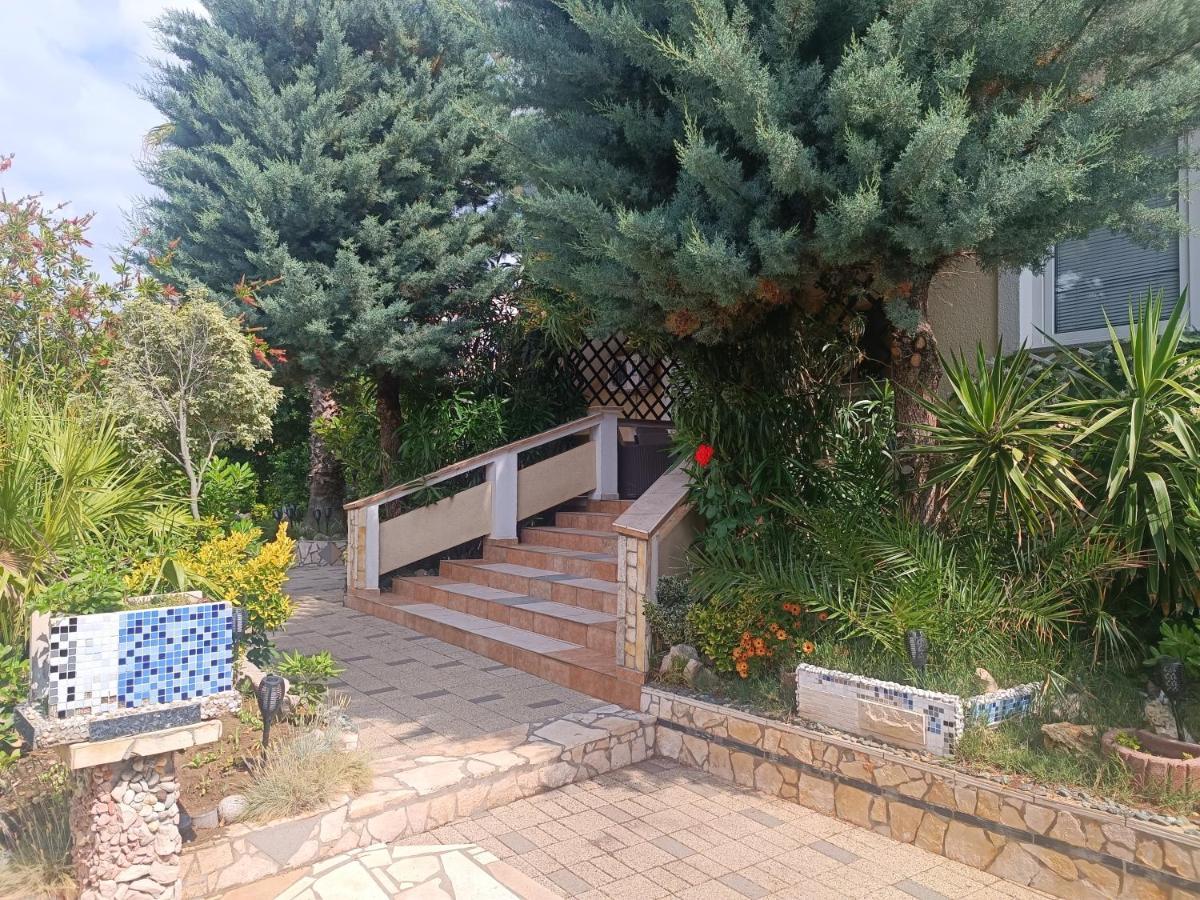Villa Latina With 6 Apartments And A Shared Pool Vir Exteriér fotografie