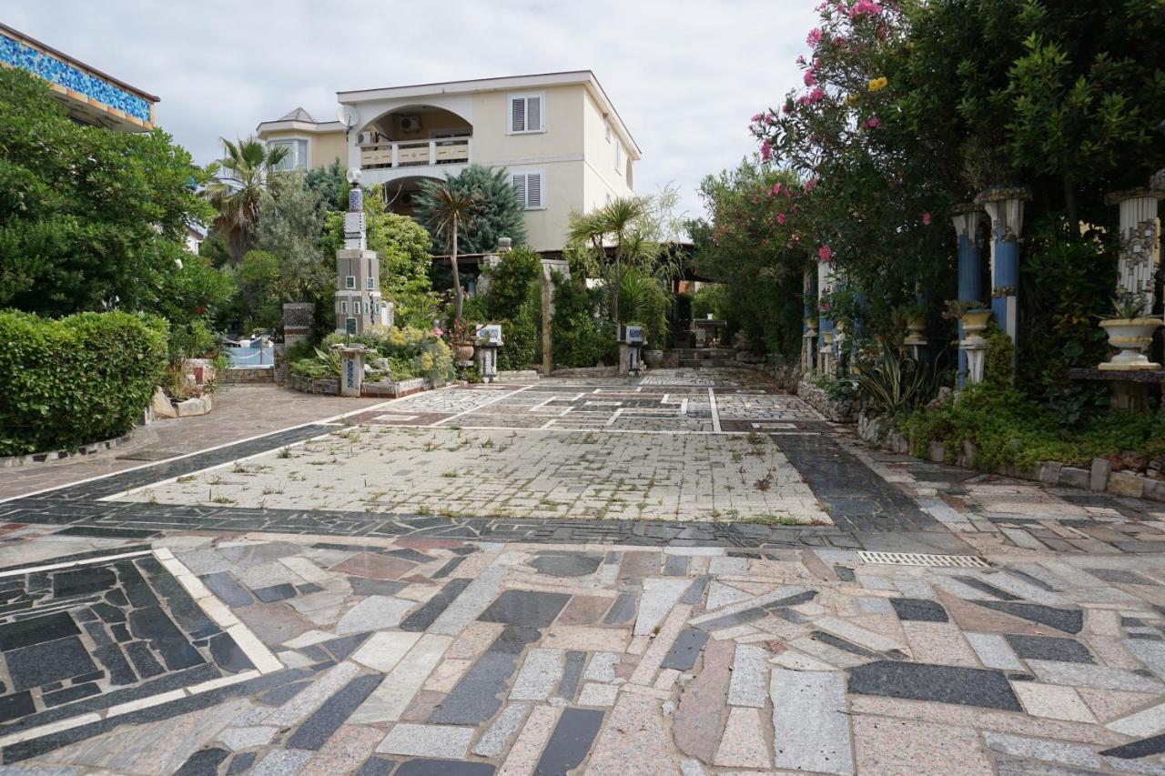 Villa Latina With 6 Apartments And A Shared Pool Vir Exteriér fotografie