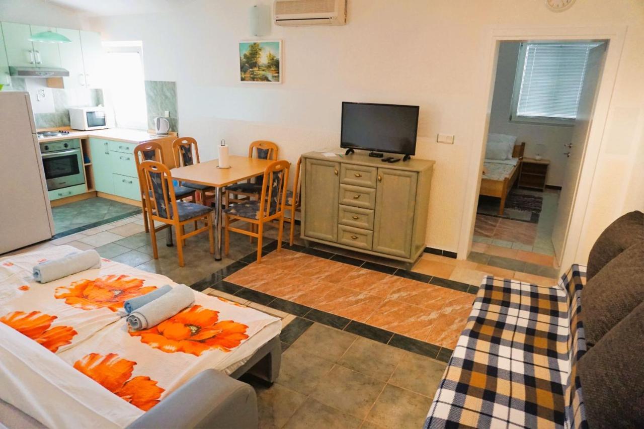 Villa Latina With 6 Apartments And A Shared Pool Vir Exteriér fotografie