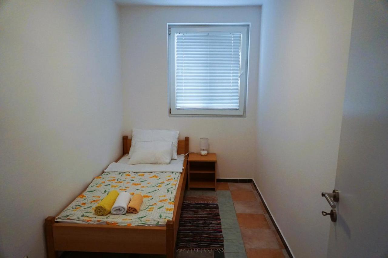 Villa Latina With 6 Apartments And A Shared Pool Vir Exteriér fotografie