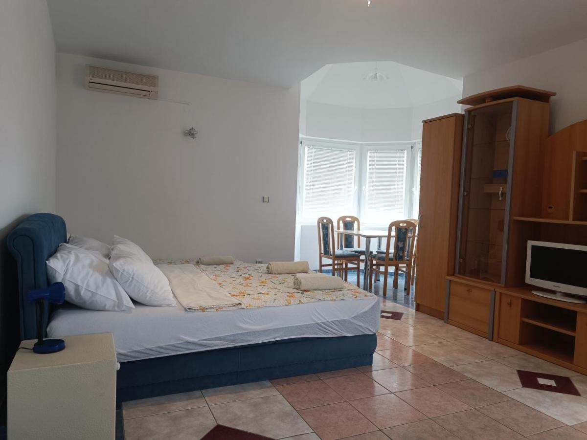 Villa Latina With 6 Apartments And A Shared Pool Vir Exteriér fotografie