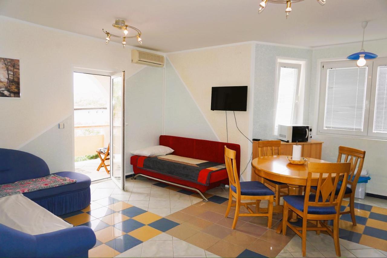 Villa Latina With 6 Apartments And A Shared Pool Vir Exteriér fotografie