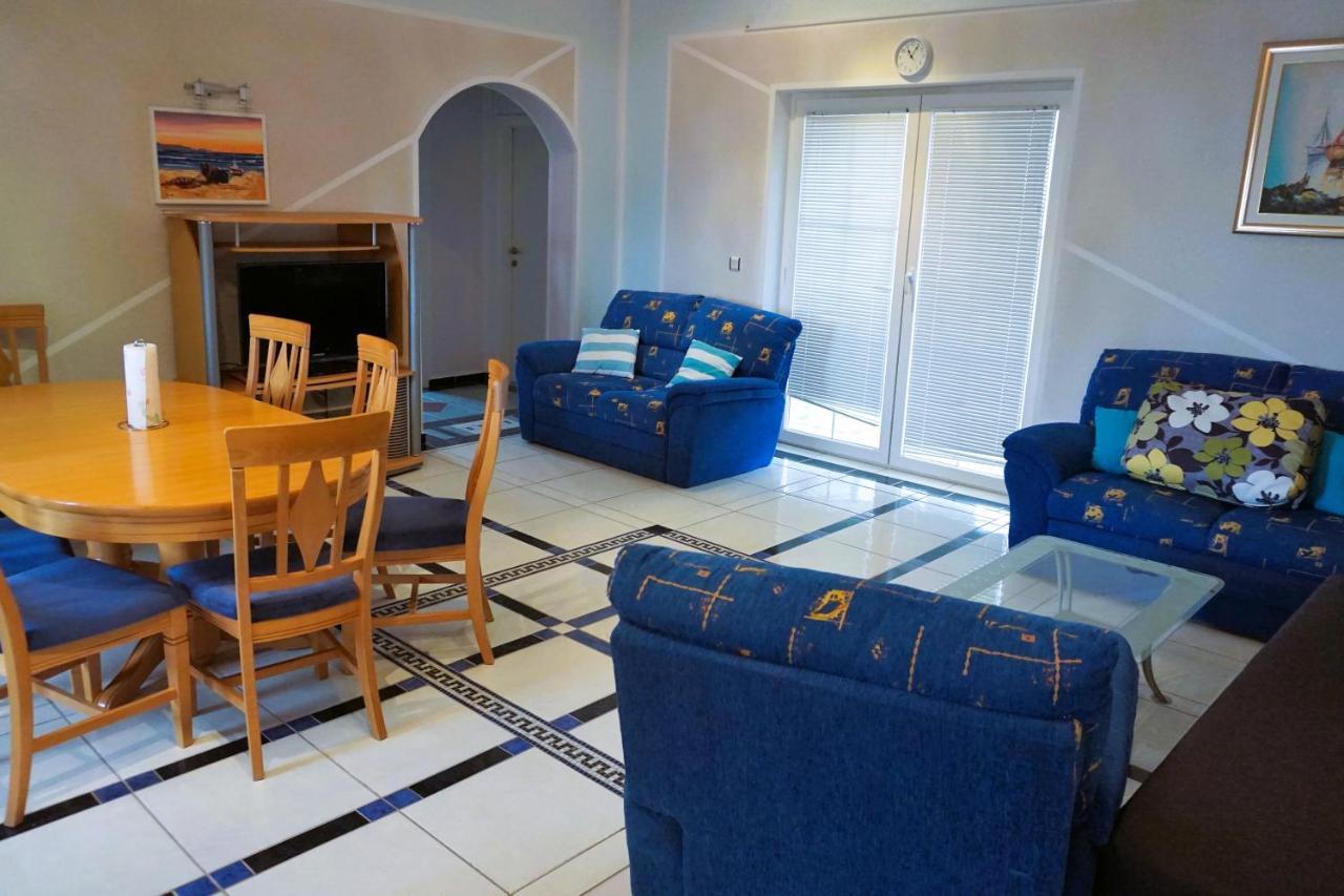 Villa Latina With 6 Apartments And A Shared Pool Vir Exteriér fotografie
