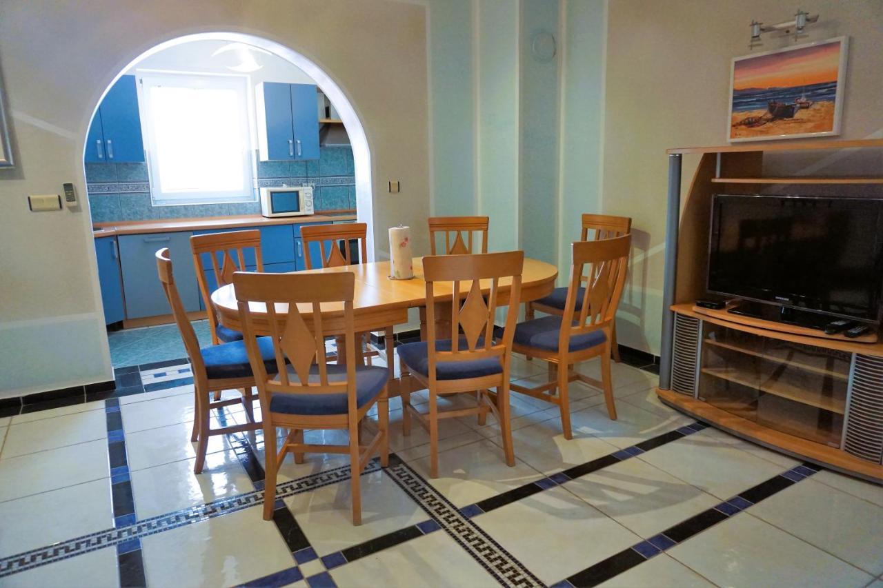 Villa Latina With 6 Apartments And A Shared Pool Vir Exteriér fotografie