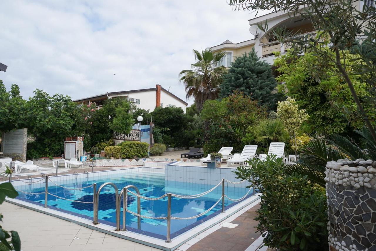 Villa Latina With 6 Apartments And A Shared Pool Vir Exteriér fotografie