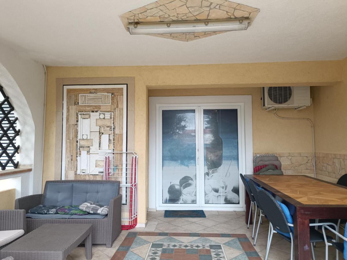 Villa Latina With 6 Apartments And A Shared Pool Vir Exteriér fotografie