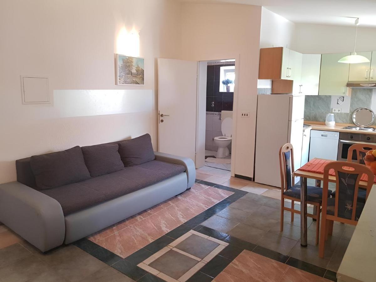 Villa Latina With 6 Apartments And A Shared Pool Vir Exteriér fotografie